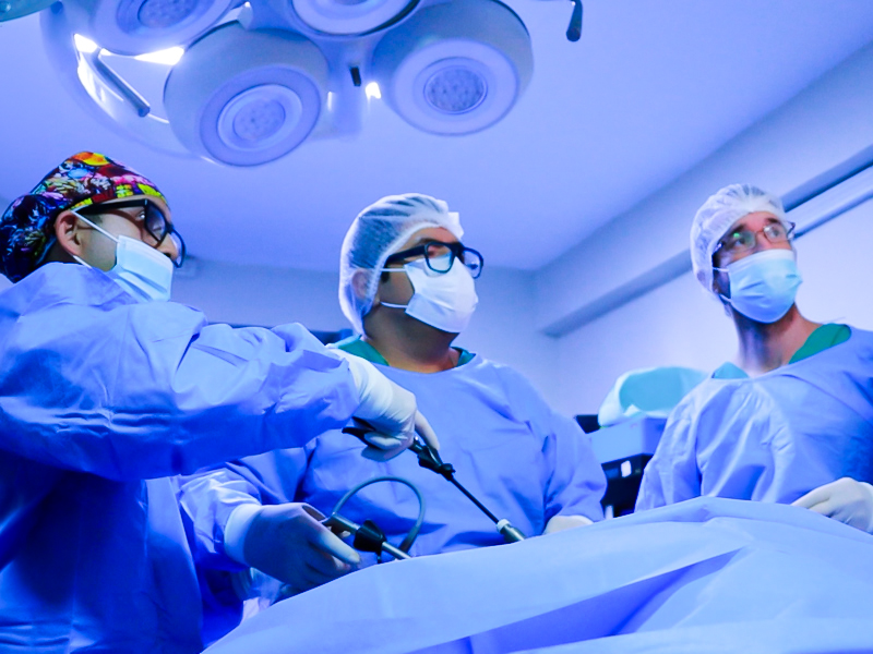 Equipo Médico operando con tecnología